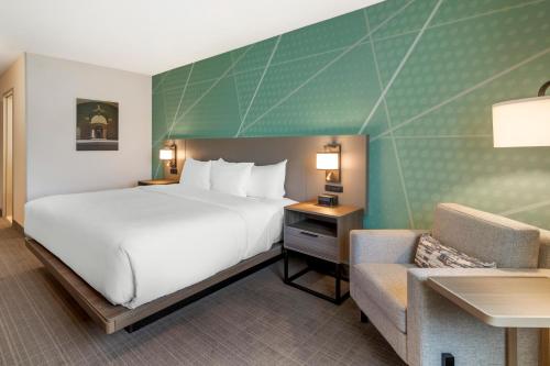 Habitación Doble con cama extragrande - No fumadores del hotel Comfort Inn and Suites Saratoga Springs. Foto 5