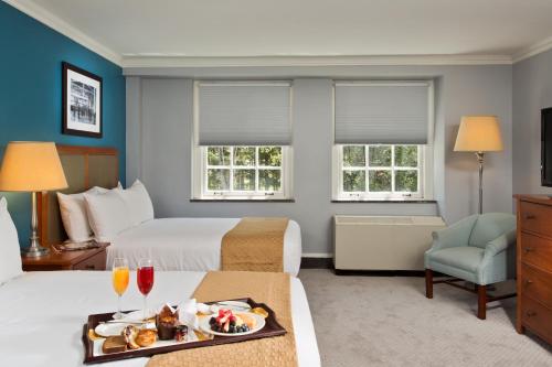 Habitación Doble Estándar con 2 camas grandes del hotel Gideon Putnam Spa Resort. Foto 2