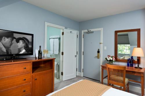 Habitación Estándar - Cama extragrande del hotel Gideon Putnam Spa Resort. Foto 1