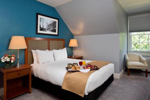 Habitación Estándar - Cama extragrande del hotel Gideon Putnam Spa Resort. Foto 2