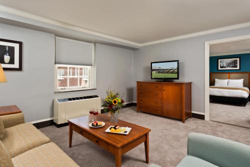 Suite de 1 dormitorio con cama grande y sofá cama del hotel Gideon Putnam Spa Resort