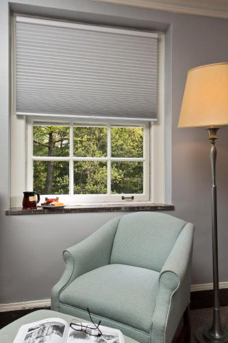 Suite de 1 dormitorio con cama grande y sofá cama del hotel Gideon Putnam Spa Resort. Foto 2