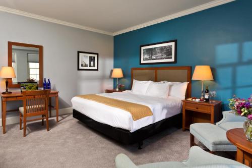 Habitación Deluxe con cama extragrande del hotel Gideon Putnam Spa Resort. Foto 2