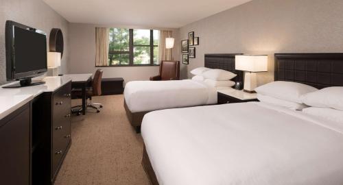 Habitación Doble adaptada para personas de movilidad reducida con ducha a ras de suelo - 2 camas dobles del hotel Saratoga Hilton. Foto 1