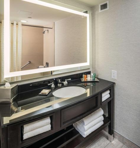 Habitación adaptada para personas de movilidad reducida con cama extragrande y bañera del hotel Saratoga Hilton. Foto 2