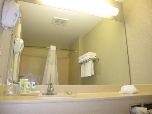 Habitación con 2 camas grandes - No fumadores del hotel Country Inn & Suites by Radisson, Ithaca, NY. Foto 5