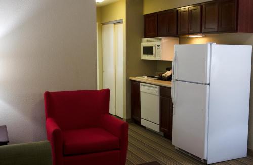 Suite con 2 camas grandes y cocina - No fumadores del hotel Country Inn & Suites by Radisson, Ithaca, NY. Foto 8