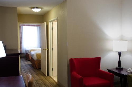 Suite de 1 dormitorio con 2 camas grandes - No fumadores del hotel Country Inn & Suites by Radisson, Ithaca, NY. Foto 5