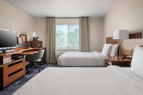 Habitación con 2 camas grandes del hotel Fairfield Inn and Suites Watertown Thousand Islands