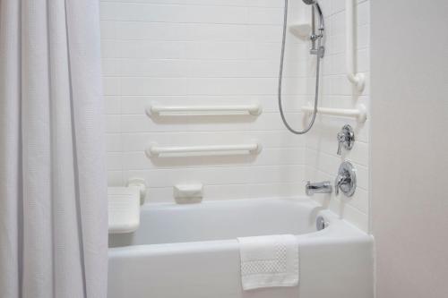 Suite de 1 dormitorio con sofá cama - Cama extragrande del hotel Fairfield Inn and Suites Watertown Thousand Islands. Foto 4