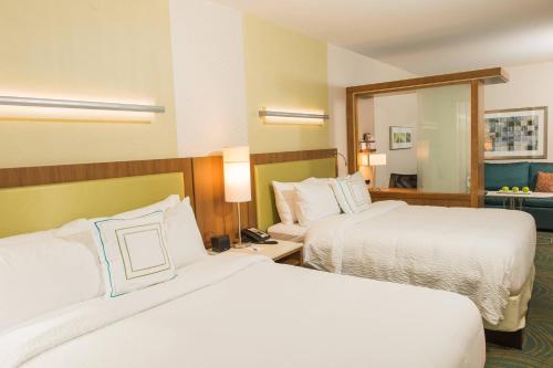 Queen Suite with Two Queen Beds, Sofa Bed and Roll - In Shower - Mobility and Hearing Accessible del hotel Springhill Suites Buffalo Airport
