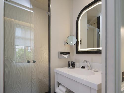 Habitación Doble Clásica del hotel Le Narcisse Blanc and Spa. Foto 4
