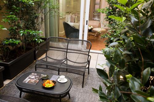 Habitación Doble Deluxe con patio del hotel Le Narcisse Blanc and Spa. Foto 1