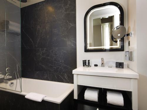 Suite Les Toits de Paris del hotel Le Narcisse Blanc and Spa