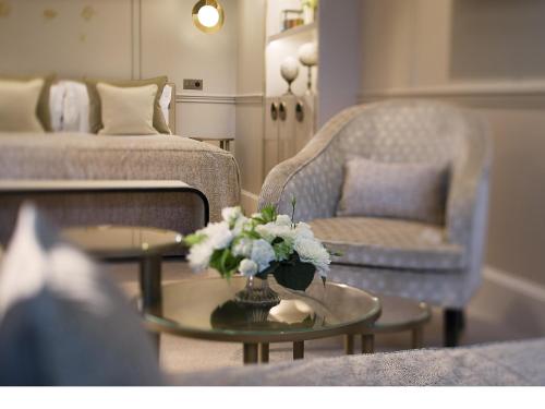 Suite Les Toits de Paris del hotel Le Narcisse Blanc and Spa. Foto 1