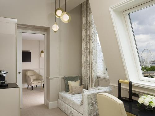 Suite Les Toits de Paris del hotel Le Narcisse Blanc and Spa. Foto 5