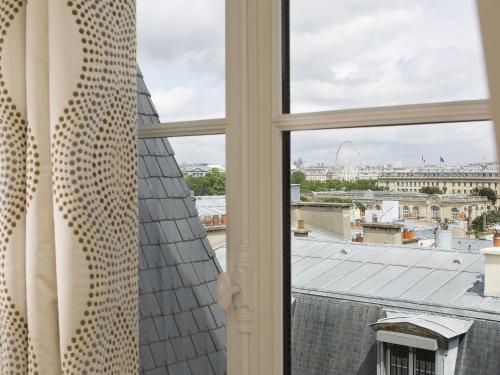 Suite Les Toits de Paris del hotel Le Narcisse Blanc and Spa. Foto 6