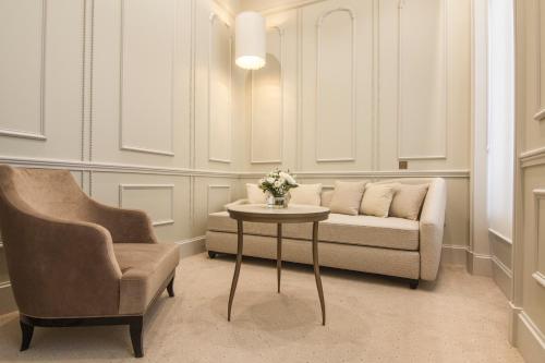 Suite Junior con sala de estar del hotel Le Narcisse Blanc and Spa