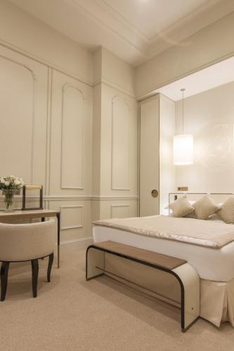 Suite Junior con sala de estar del hotel Le Narcisse Blanc and Spa. Foto 1