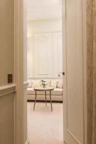 Suite Junior con sala de estar del hotel Le Narcisse Blanc and Spa. Foto 2