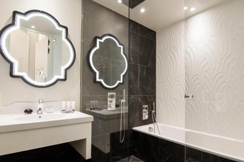 Suite Junior con sala de estar del hotel Le Narcisse Blanc and Spa. Foto 3