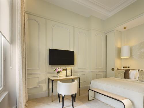 Suite Junior con sala de estar del hotel Le Narcisse Blanc and Spa. Foto 4