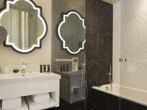 Suite Junior con sala de estar del hotel Le Narcisse Blanc and Spa. Foto 5