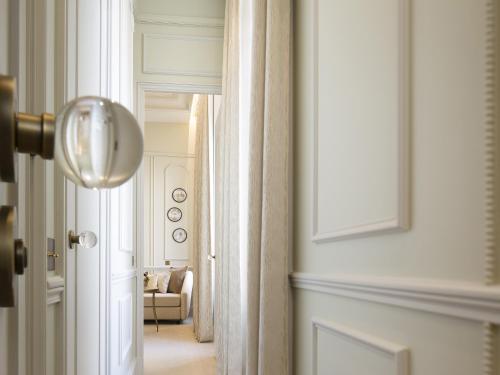Suite Junior con sala de estar del hotel Le Narcisse Blanc and Spa. Foto 7