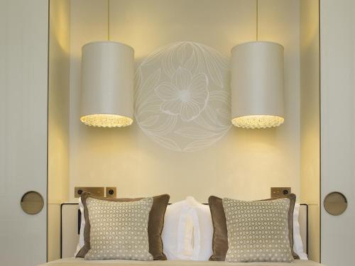 Suite Junior con sala de estar del hotel Le Narcisse Blanc and Spa. Foto 8