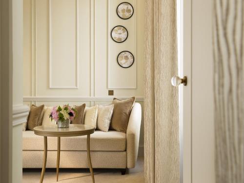 Suite Junior con sala de estar del hotel Le Narcisse Blanc and Spa. Foto 9