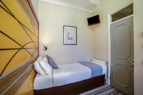 Habitación Doble Estándar - 2 camas del hotel Oyo Vegas. Foto 5