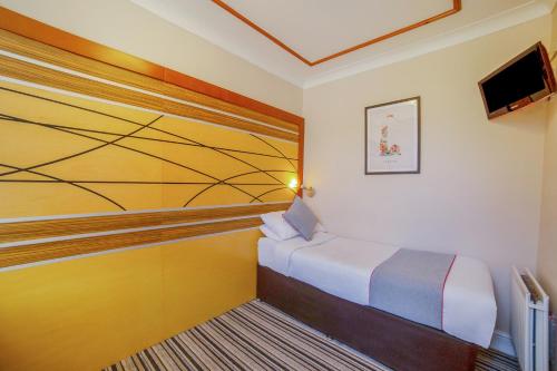 Habitación Doble Estándar - 2 camas del hotel Oyo Vegas. Foto 6