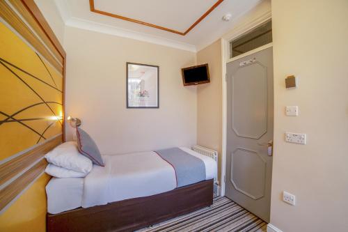 Habitación Doble Estándar - 2 camas del hotel Oyo Vegas. Foto 7