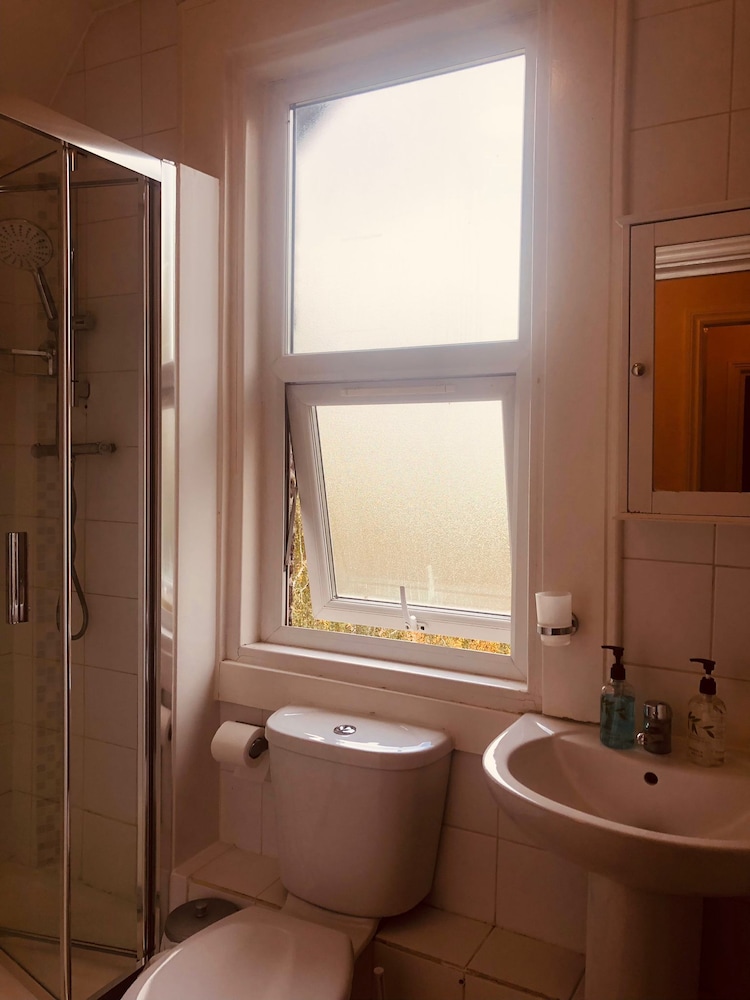 Cozy Double Room (Shared Bathroom) del hotel United Lodge and Apartments. Foto 20