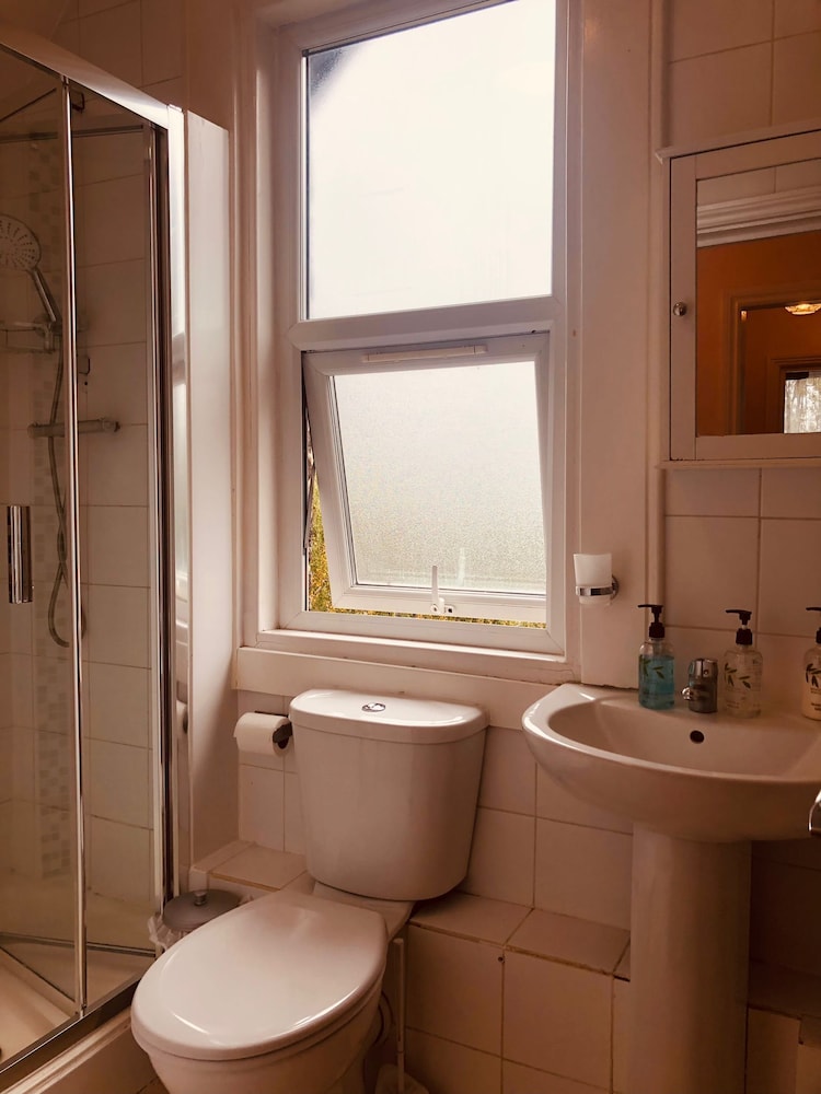 Cozy Double Room (Shared Bathroom) del hotel United Lodge and Apartments. Foto 21