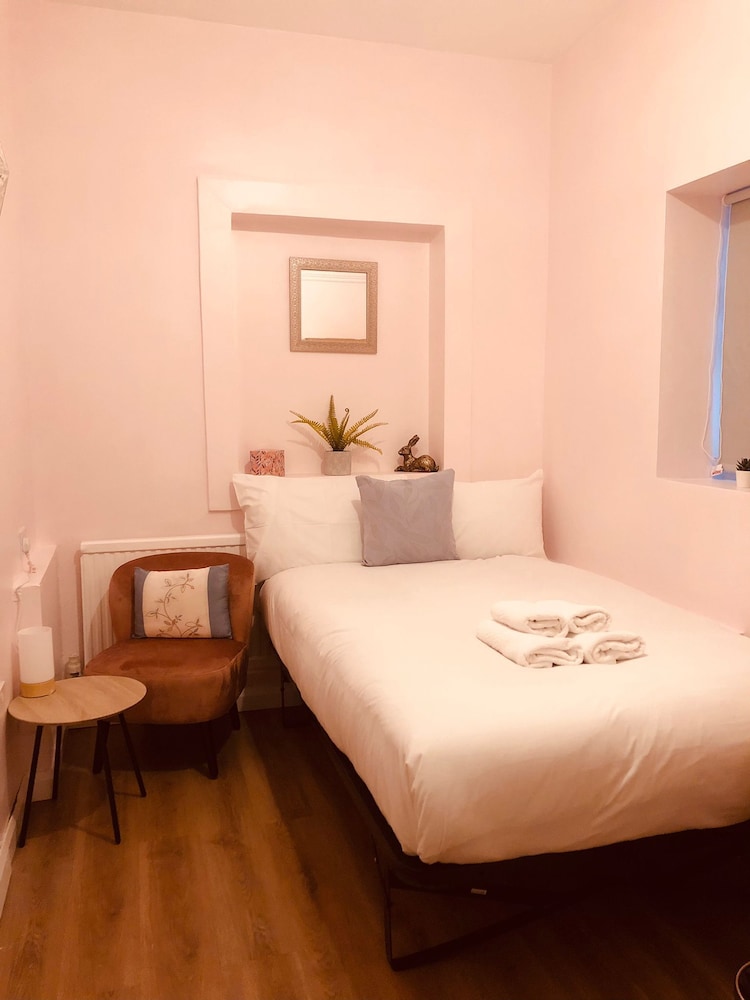 Habitación estándar doble del hotel United Lodge and Apartments. Foto 1