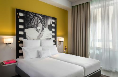 Habitación Doble Deluxe del hotel NYX Milan. Foto 6