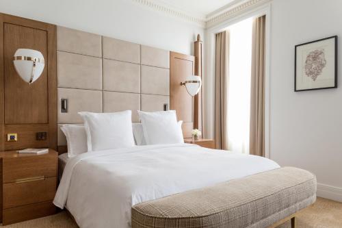 Habitación Deluxe con cama King del hotel Four Seasons Hotel London at Tower Bridge. Foto 1
