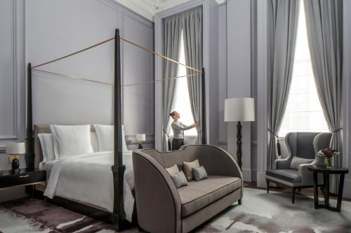 Suite Trinity Heritage con cama king del hotel Four Seasons Hotel London at Tower Bridge. Foto 3