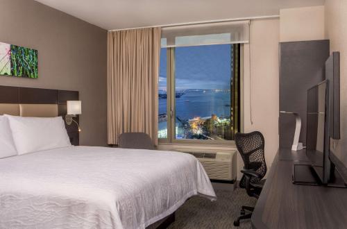 Habitación con cama extragrande, ducha a ras de suelo y vistas al agua - Adaptada para personas de movilidad reducida del hotel Hilton Garden Inn Financial Center/Manhattan