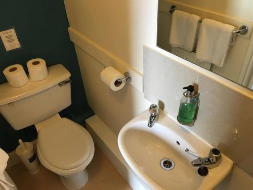 Habitación Doble con ducha - 2 camas del hotel The Kings Arms. Foto 3