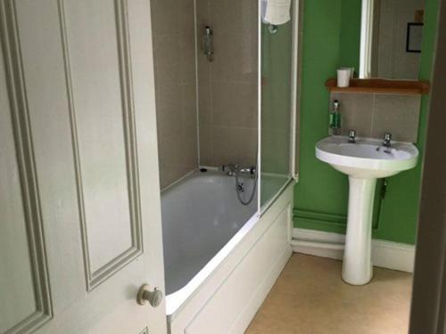 Habitación Doble con baño privado del hotel The Kings Arms. Foto 2