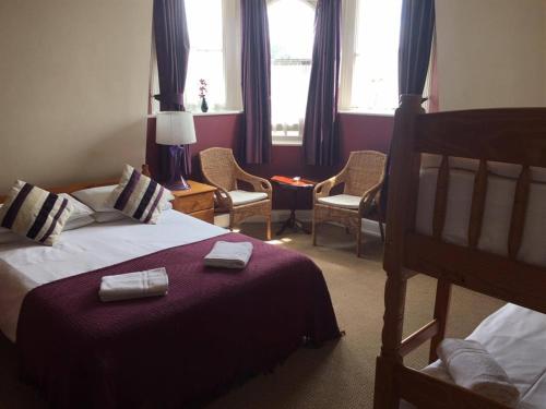 Habitación Cuádruple con ducha del hotel The Kings Arms