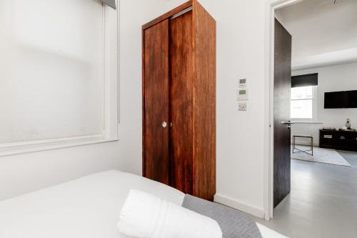 Apartamento Con Cocina 1 habitación Vista ciudad Sofá Cama incluido 1 Cama doble del hotel High Street Kensington Apartments. Foto 1