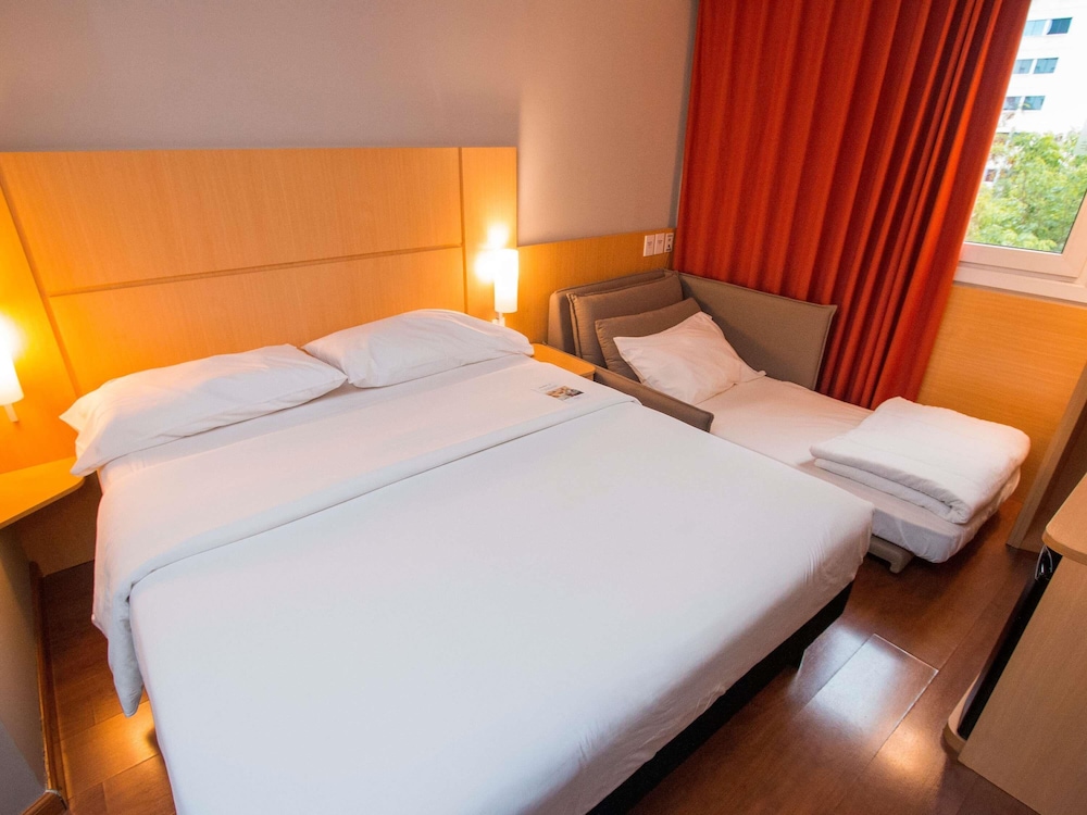 Habitación con 1 cama doble y 1 cama individual para niños del hotel Ibis Asuncion