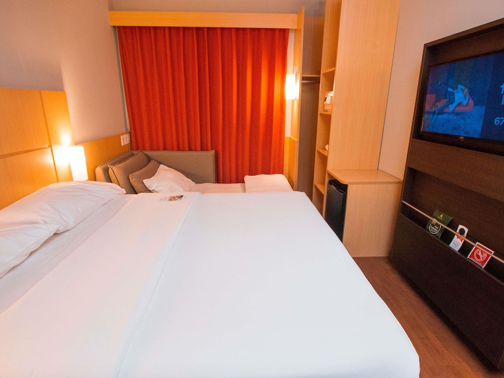 Habitación con 1 cama doble y 1 cama individual para niños del hotel Ibis Asuncion. Foto 3