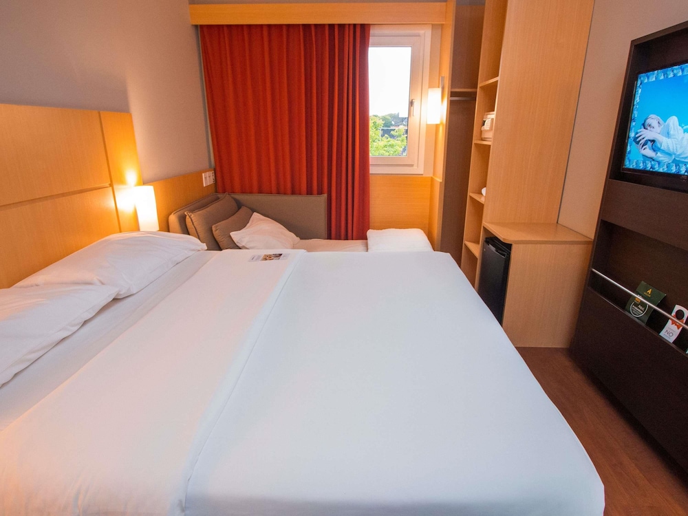 Habitación con 1 cama doble y 1 cama individual para niños del hotel Ibis Asuncion. Foto 4