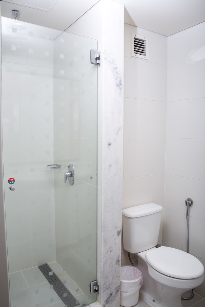 Habitación con 1 cama doble y 1 cama individual para niños del hotel Ibis Asuncion. Foto 8