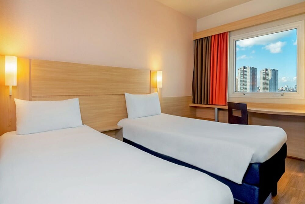 Habitacion Standard con 2 camas singles del hotel Ibis Asuncion. Foto 4
