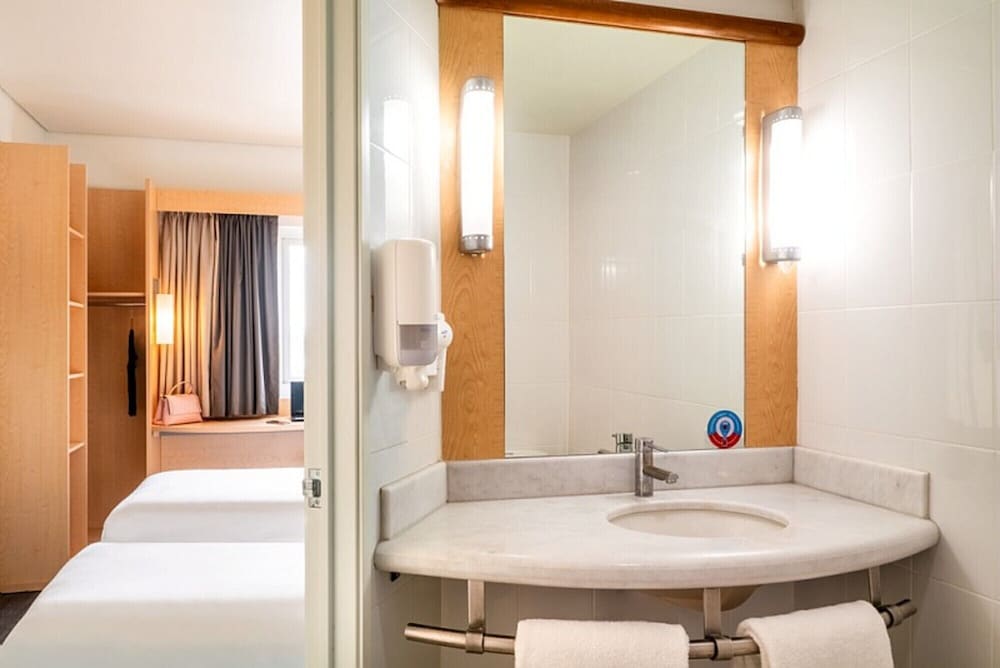 Habitacion Standard con 2 camas singles del hotel Ibis Asuncion. Foto 6